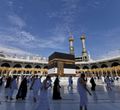 Jemaah haji sedang menjalankan prosesi ibadah haji disekitar Kabbah, Kota Mekah, Saudi Arabia pada musim haji . 