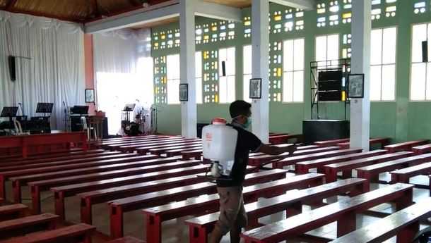 Waspada Covid-19, UPTD Puskesmas Wae Mbeleng Lakukan Penyemprotan Disinfektan di Tempat Ibadah