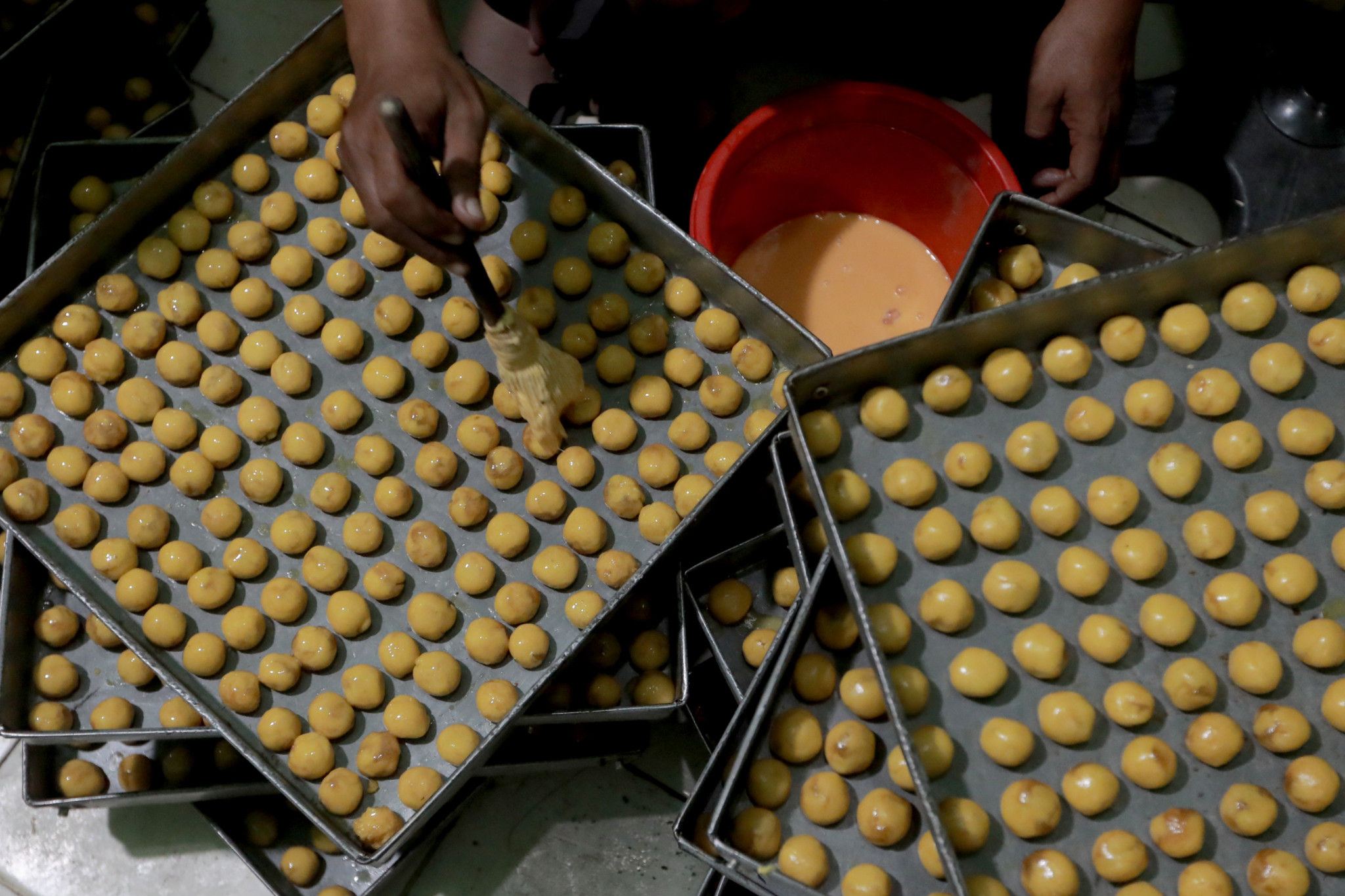 Pekerja menyelesaikan pembuatan kue kering di industri rumahan kawasan Kwitang, Jakarta Pusat, Jum'at, 15 April 2022. Foto: Ismail Pohan/TrenAsia