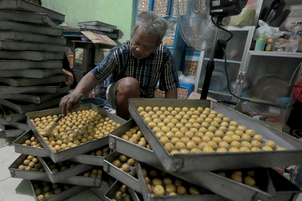 Pekerja menyelesaikan pembuatan kue kering di industri rumahan 