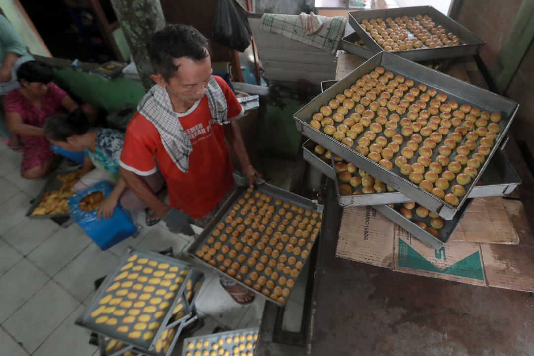 Pekerja menyelesaikan pembuatan kue kering di industri rumahan kawasan Kwitang, Jakarta Pusat, Jum'at, 15 April 2022. Foto: Ismail Pohan/TrenAsia