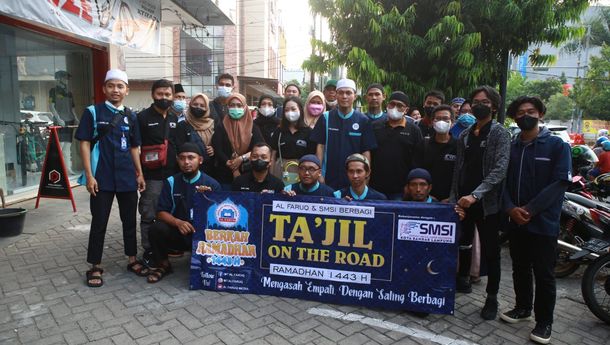 Jumat Berkah, Yayasan Al Faruq dan SMSI Bandar Lampung Berbagi Takjil on The Road