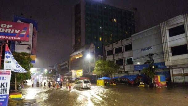 Jalan Kartini Terendam Banjir, Kendaraan Putar Balik Sebabkan Kemacetan