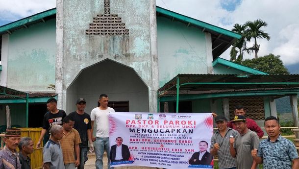 Stefanus Gandi Institute dan Heribertus Erik San Bantu100 Sak Semen untuk Paroki Timung, Manggarai