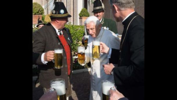 Selamat Ulang Tahun ke 95,  Paus Emeritus Benediktus XVI 