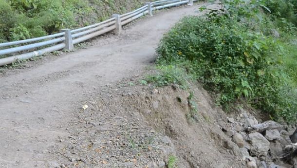 Pengendara Keluhkan Kondisi Ruas Jalan Waiwadan-Adonara yang Masih Rusak