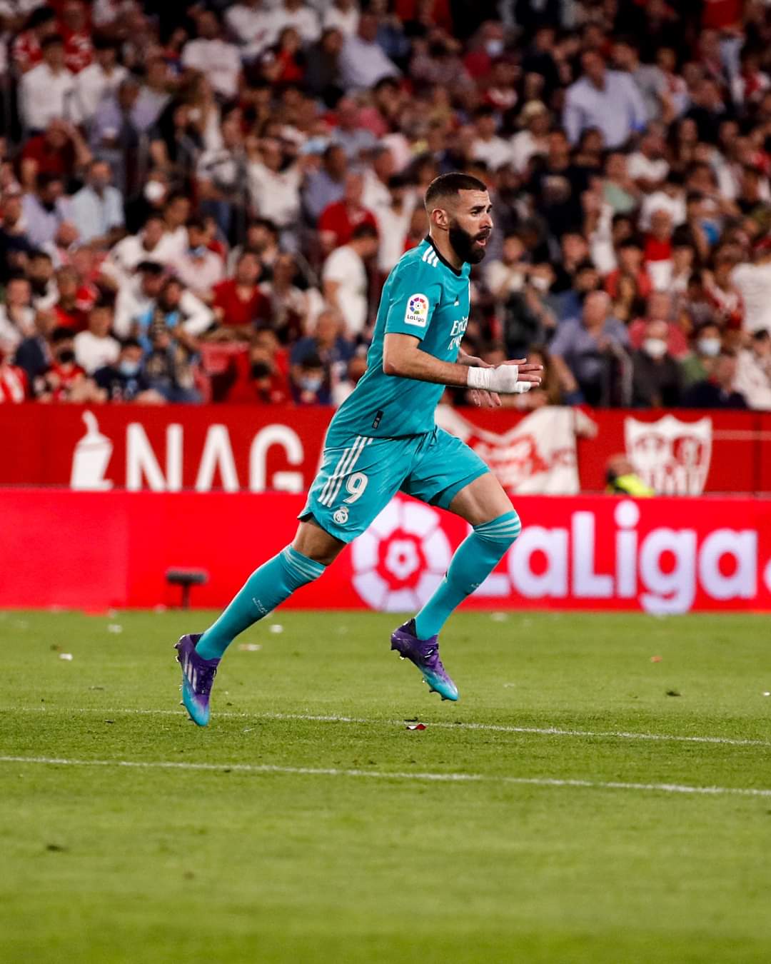Gol Karim Benzema di masa injury time memastikan tri poin bagi Real Madrid saat melawat ke kandang Sevilla dalam lanjutan La liga pekan ke 32.