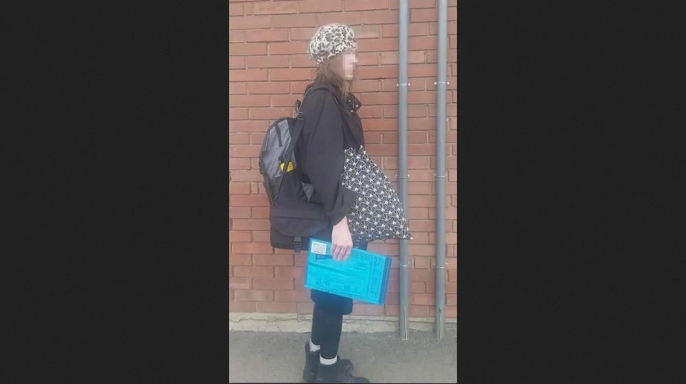 Berencana hindari wajib militer, seorang pria asal Ukraina berdandan sebagai perempuan.