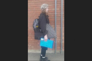 Berencana hindari wajib militer, seorang pria asal Ukraina berdandan sebagai perempuan.