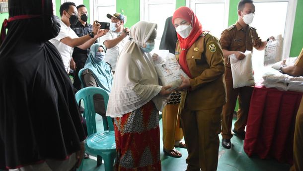 Pemkot Bagikan 120 Ton Beras untuk Warga Bandar Lampung di 20 Kecamatan