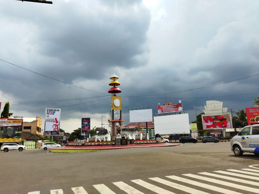 Bundaran Tugu Adipura, Kota Bandar Lampung.