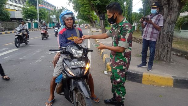 Prajurit Kodim 1603 Sikka Bagi Takjil Gratis  bagi Warga Maumere