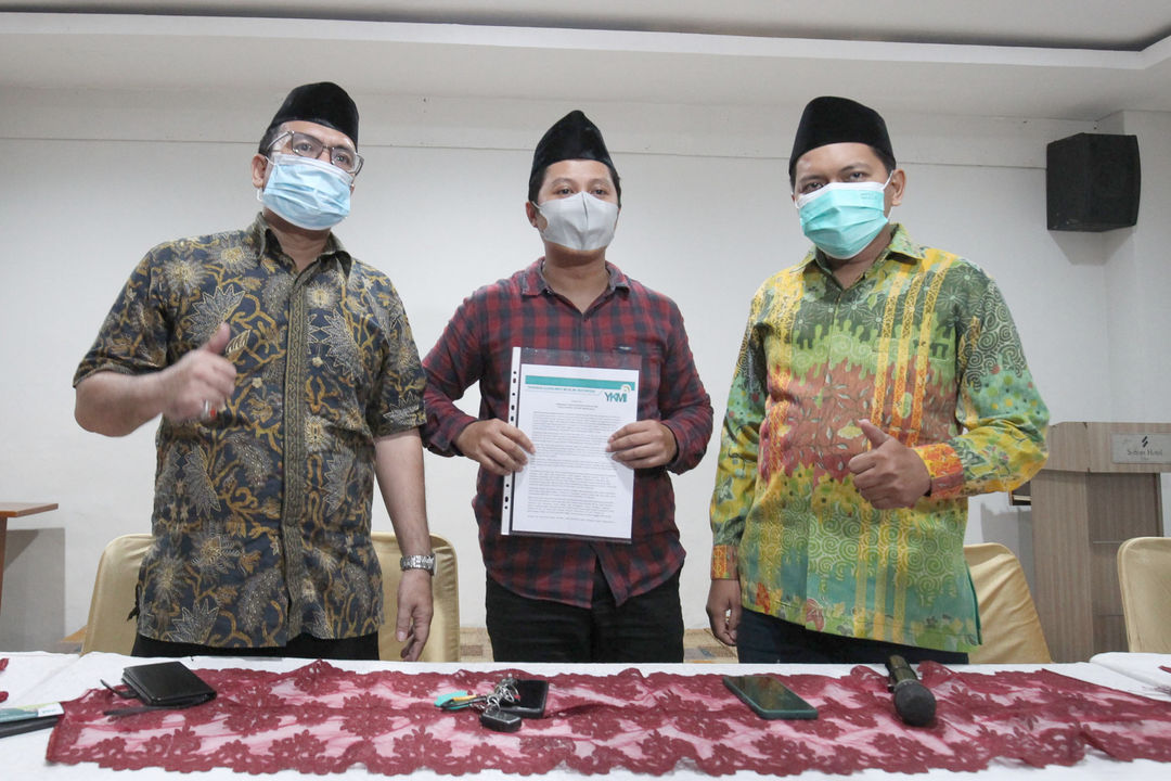 Direktur Eksekutif Yayasan Konsumen Muslim Indonesia (YKMI) Ahmad Himawan, Ketua Bidang Media dan Edukasi Umum YKMI Megel Jekson dan Sekretaris Umum YKMI Fat Haryanto (dari kiri) usai memberikan keterangan pers dukungan Vaksin Halal pada bulan Ramadhan di Jakarta, Senin, 18 April 2022. Foto: Ismail Pohan/TrenAsia