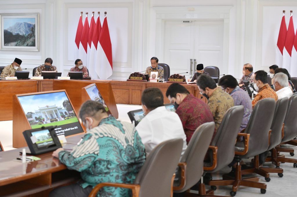 Presiden Jokowi memimpin Ratas mengenai Rancangan Rencana Kerja Pemerintah dan Pagu Indikatif Tahun 2023, di Kantor Presiden, Jakarta, Kamis, 14 April 2022.