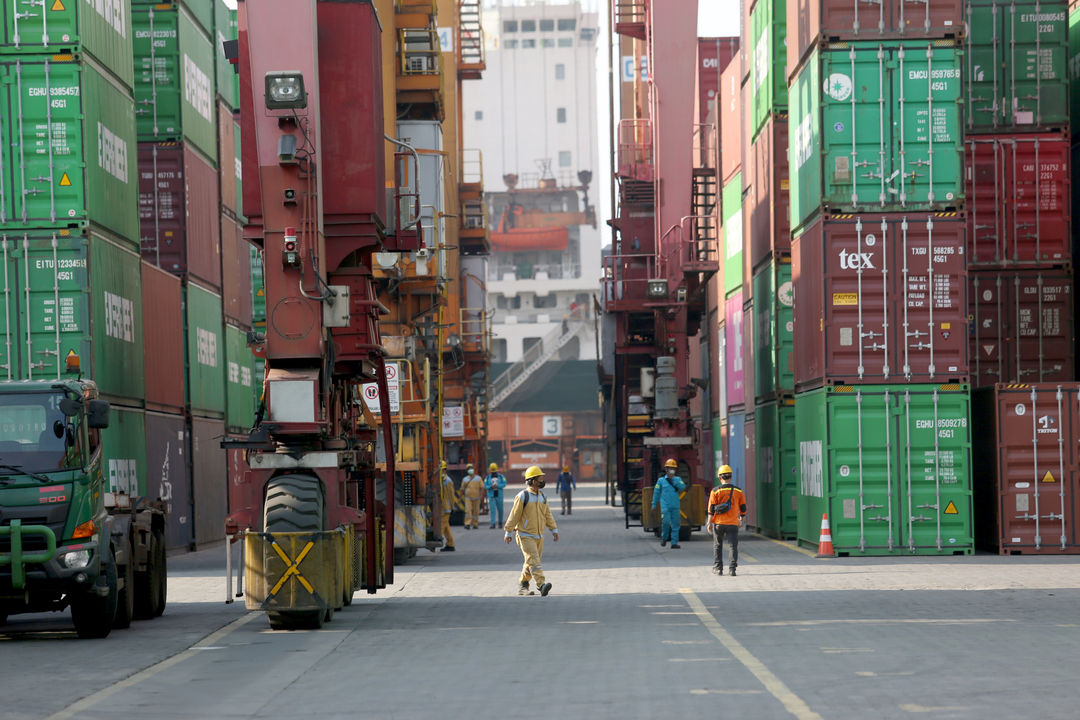 Aktivitas bongkar muat di terminal petikemas Tanjung Priok, Jakarta Utara, Senin, 18 April 2022. Foto: Ismail Pohan/TrenAsia