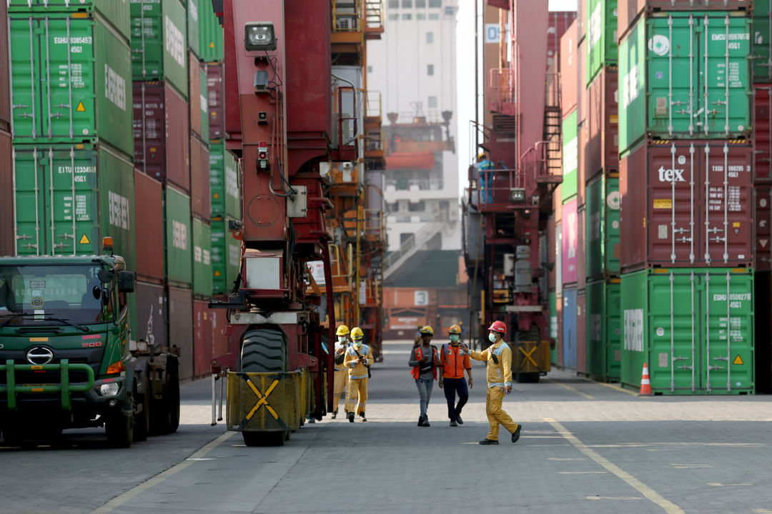 Aktivitas bongkar muat di terminal petikemas Tanjung Priok, Jakarta Utara, Senin, 18 April 2022. Foto: Ismail Pohan/TrenAsia