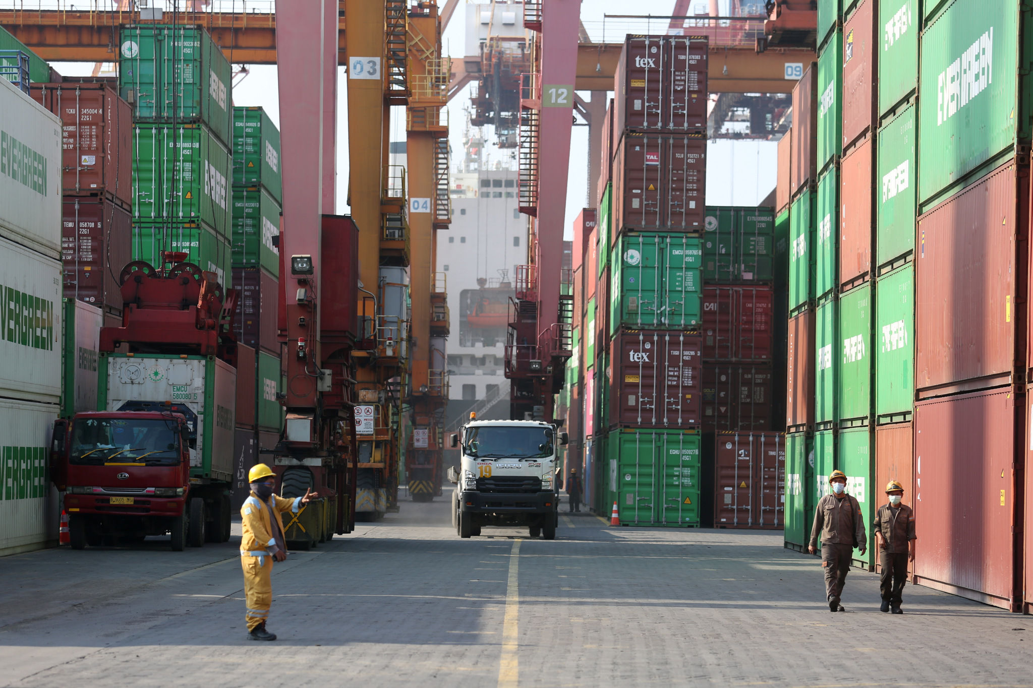 Aktivitas bongkar muat di terminal petikemas Tanjung Priok, Jakarta Utara, Senin, 18 April 2022. Foto: Ismail Pohan/TrenAsia