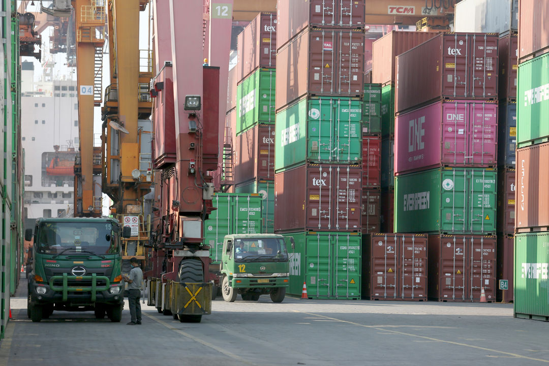 Aktivitas bongkar muat di terminal petikemas Tanjung Priok, Jakarta Utara, Senin, 18 April 2022. Foto: Ismail Pohan/TrenAsia