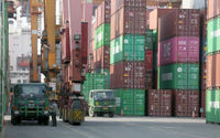 Aktivitas bongkar muat di terminal petikemas Tanjung Priok, Jakarta Utara, Senin, 18 April 2022. Foto: Ismail Pohan/TrenAsia