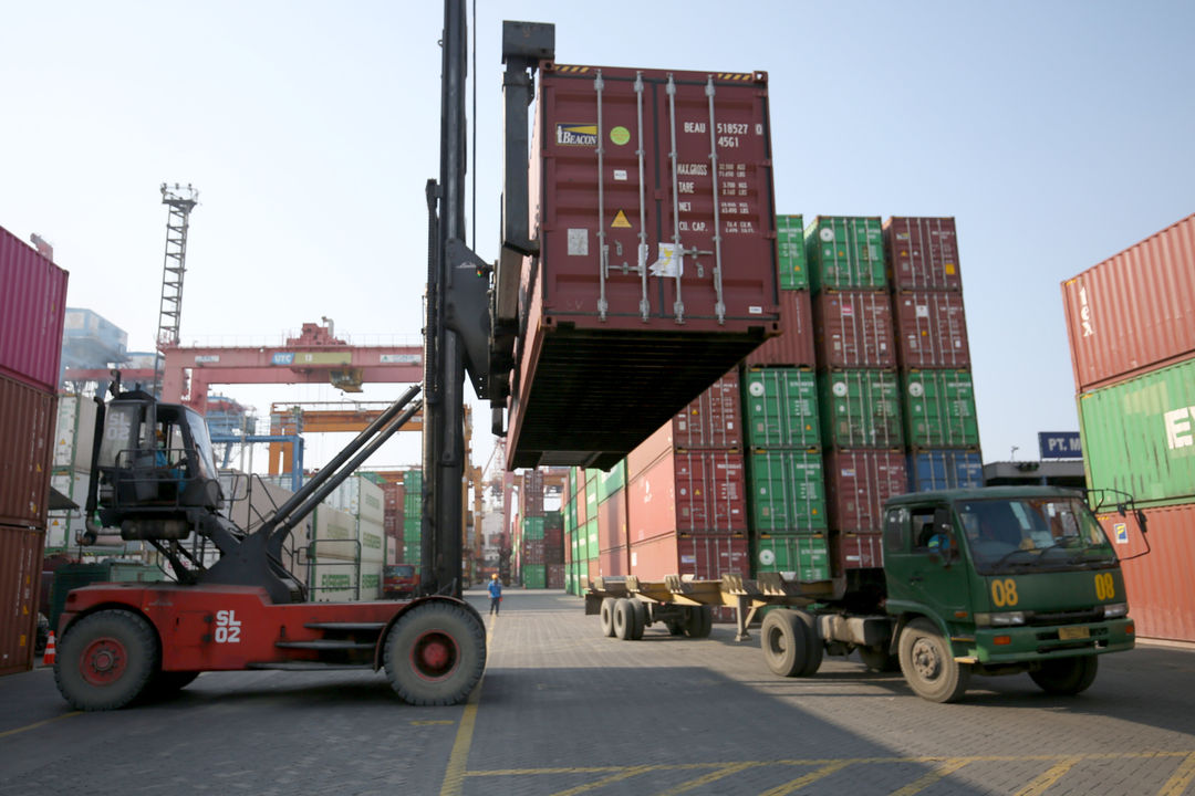 Aktivitas bongkar muat di terminal petikemas Tanjung Priok, Jakarta Utara, Senin, 18 April 2022. Foto: Ismail Pohan/TrenAsia