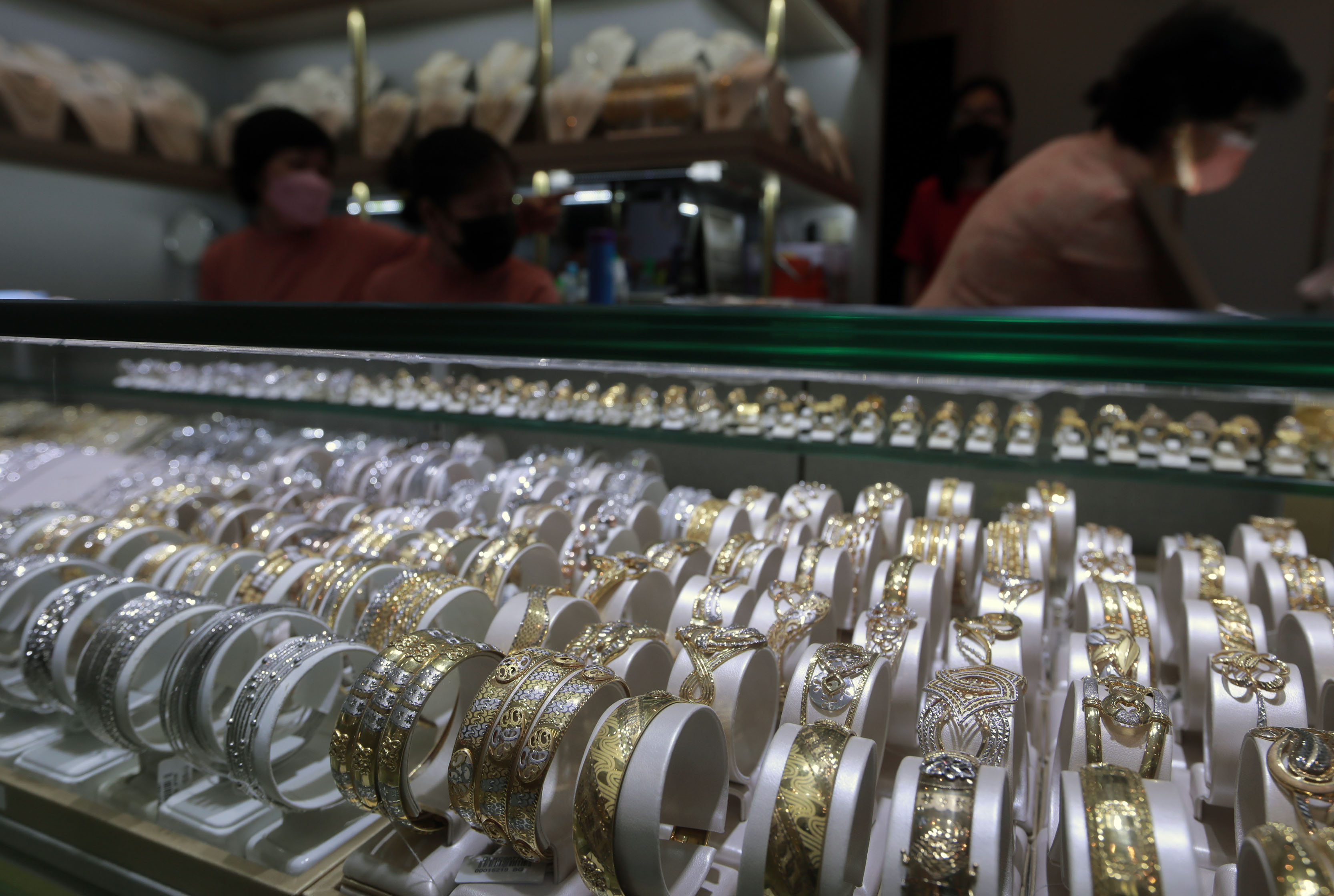 Para pengelola toko tengah menata koleksi perhiasannya usai pembukaan New Jewellery Center di Gajah Mada Plaza (GMP), Jakarta, Senin 18 April 2022. Foto : Panji Asmoro/TrenAsia
