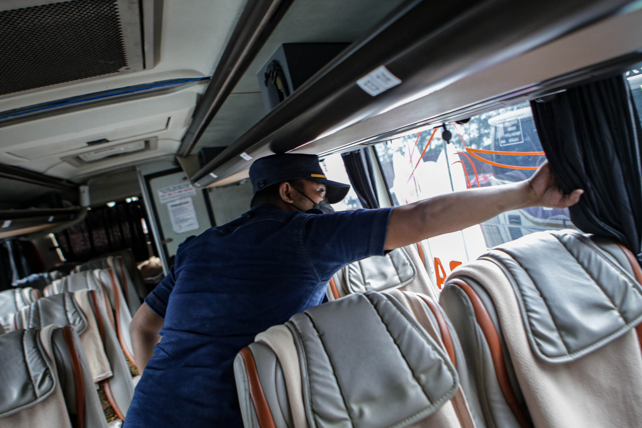 Petugas melihat kondisi angkutan bus saat pemeriksaan kelayakan kendaraan (ramp check) jelang mudik Lebaran di Terminal Poris Plawad, Kota Tangerang, Banten, Senin 18 April 2022. Foto : Panji Asmoro/TrenAsia