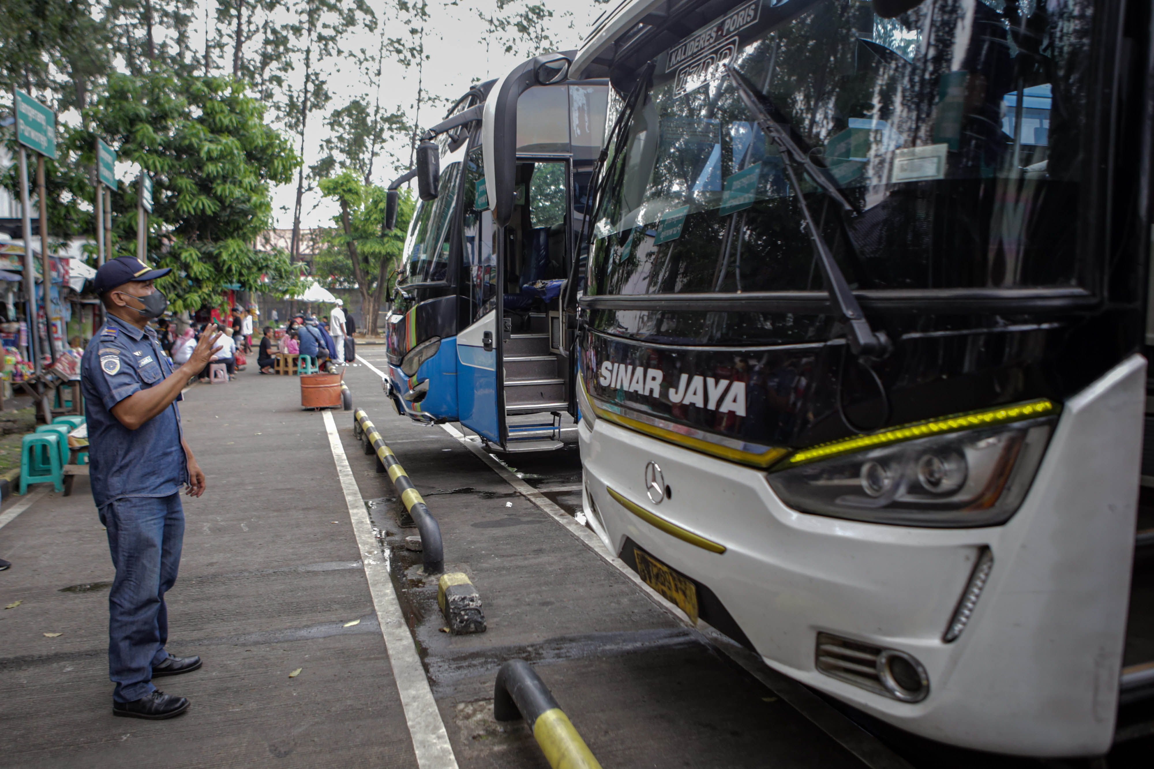 Petugas melihat kondisi angkutan bus saat pemeriksaan kelayakan kendaraan (ramp check) jelang mudik Lebaran di Terminal Poris Plawad, Kota Tangerang, Banten, Senin 18 April 2022. Foto : Panji Asmoro/TrenAsia