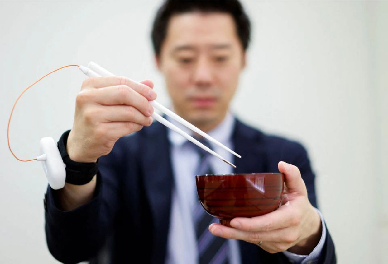 Sumpit elektrik penguat rasa yang dikembangkan peneliti asal Jepang ini diharapkan dapat menjadi pengingat penggunanya mengenai konsumsi sodium pada makanan.