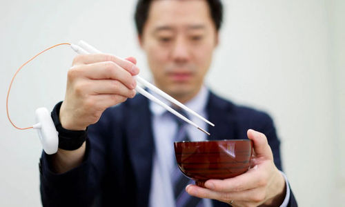 Sumpit elektrik penguat rasa yang dikembangkan peneliti asal Jepang ini diharapkan dapat menjadi pengingat penggunanya mengenai konsumsi sodium pada makanan.