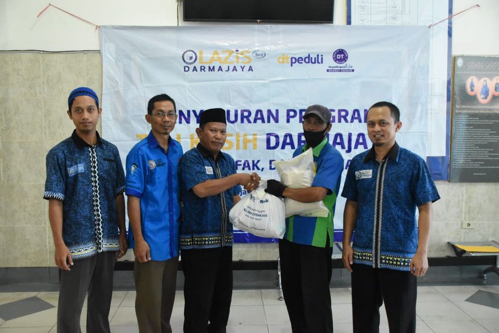 Lembaga Amil Zakat, Infak, Sedekah (Lazis) Institut Informatika dan Bisnis (IIB) Darmajaya menyalurkan program tali asih menyambut Idulfitri 1443 H.