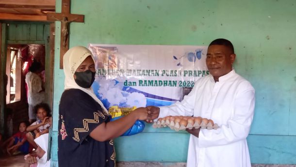 Bruder Blasius Tubun, SVD Berbagi Kasih dengan Keluarga Muslim dan Katolik di Desa Lidi, Borong