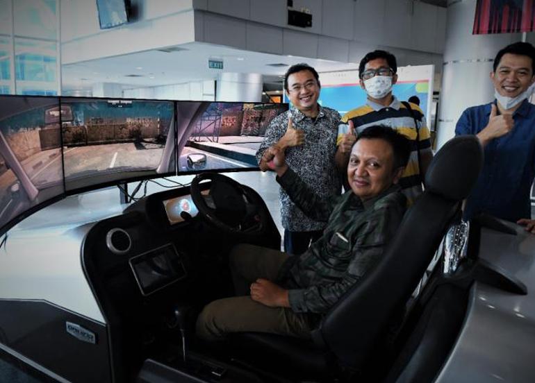 Deputi Bidang UKM Kementerian Koperasi dan UKM Hanung Harimba Rachman sedang mencoba produk simulator buatan PT. AVS dalam acara Bussines Matching di Smesco Indonesia, Jakarta, Senin 18 April 2022.