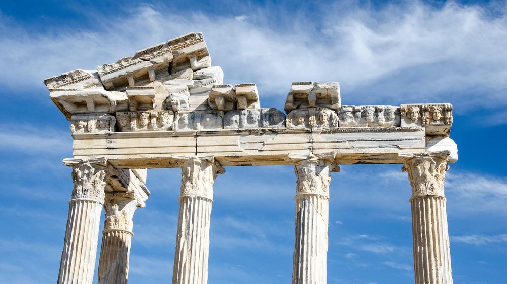 Daftar tujuh keajaiban dunia kuno yang mencakup bangunan-bangunan pada masa Renaisans.