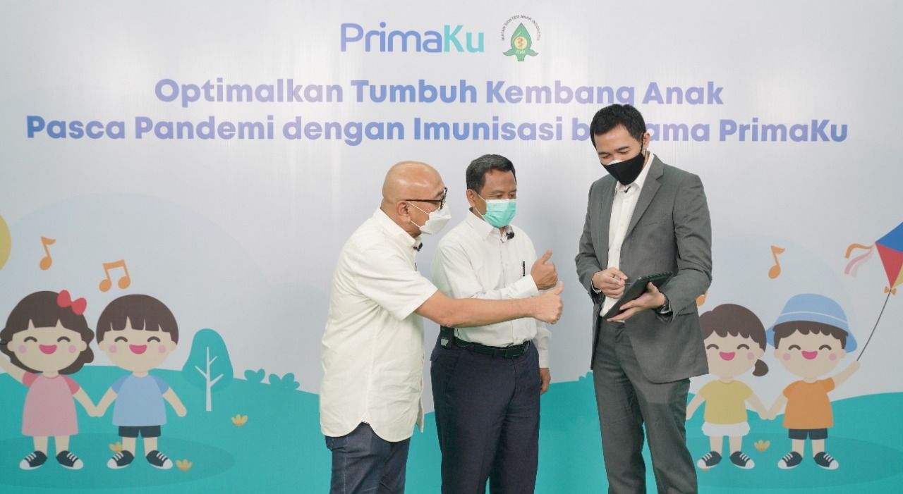 CEO PrimaKu Muhammad Aditriya Indraputra (kanan) bersama Executive Director International Pediatric Association Prof. Dr. dr. Aman Bhakti Pulungan Sp.A, (K), FAAP, FRCPI (Hon.) (kiri) dan Ketua Bidang Organisasi Ikatan Dokter Anak Indonesia DR. dr. Ari Prayitno, Sp.A(K) (tengah) berfoto bersama usai acara konferensi pers PrimaKu di Jakarta, Selasa (19/4).
