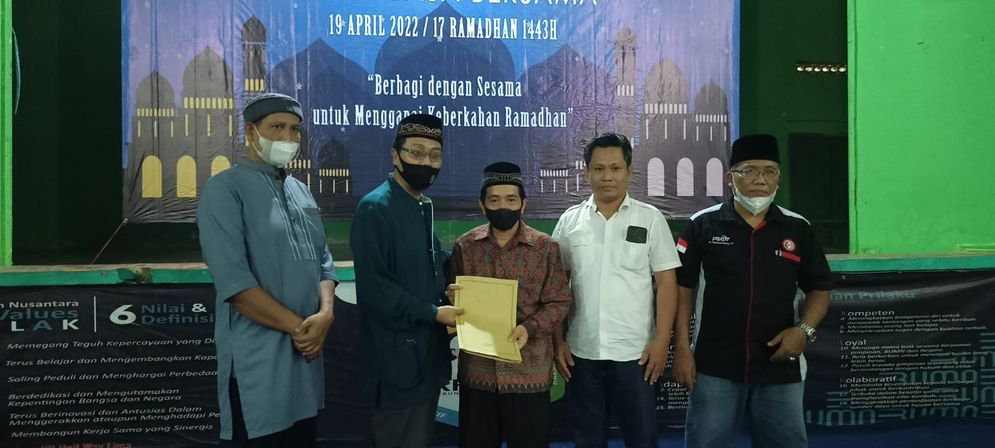 Memanfaatkan peringatan Nuzulul Quran, PTPN VII Unit Waylima mengadakan bakti sosial di Balai Krida Karyawan pada Selasa, 17 April 2022.