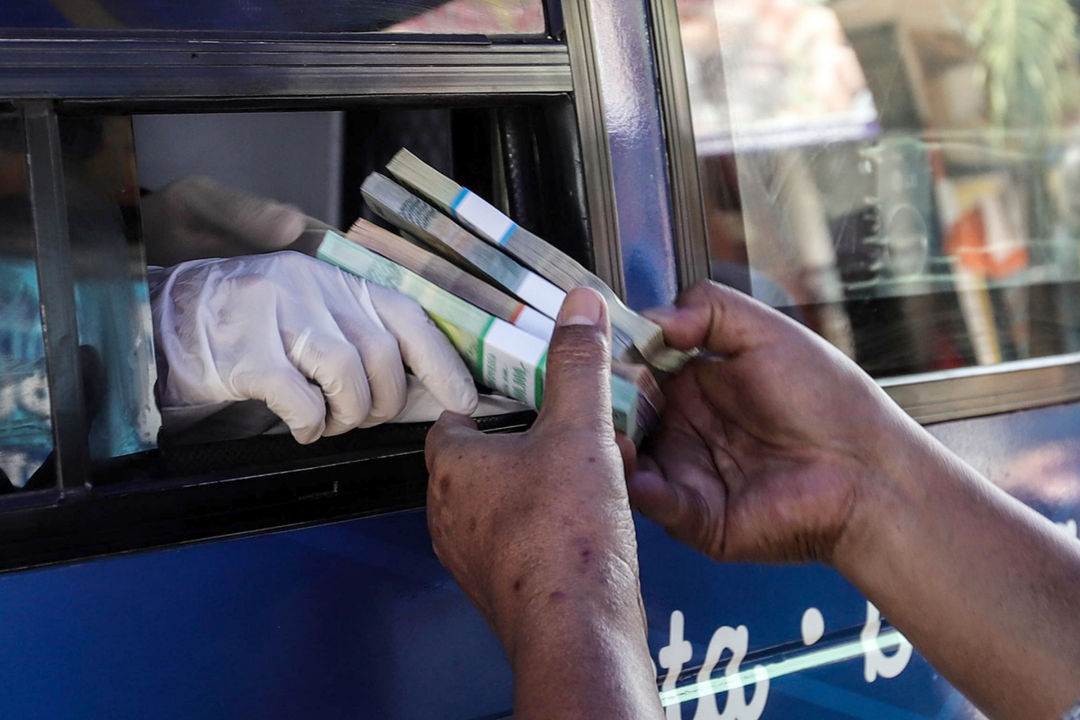 Warga melakukan penukaran uang baru untuk lebaran di mobil kas keliling Bank Indonesia (BI) Pasar Palmerah, Jakarta Barat, Rabu, 20 April 2022. Foto: Ismail Pohan/TrenAsia