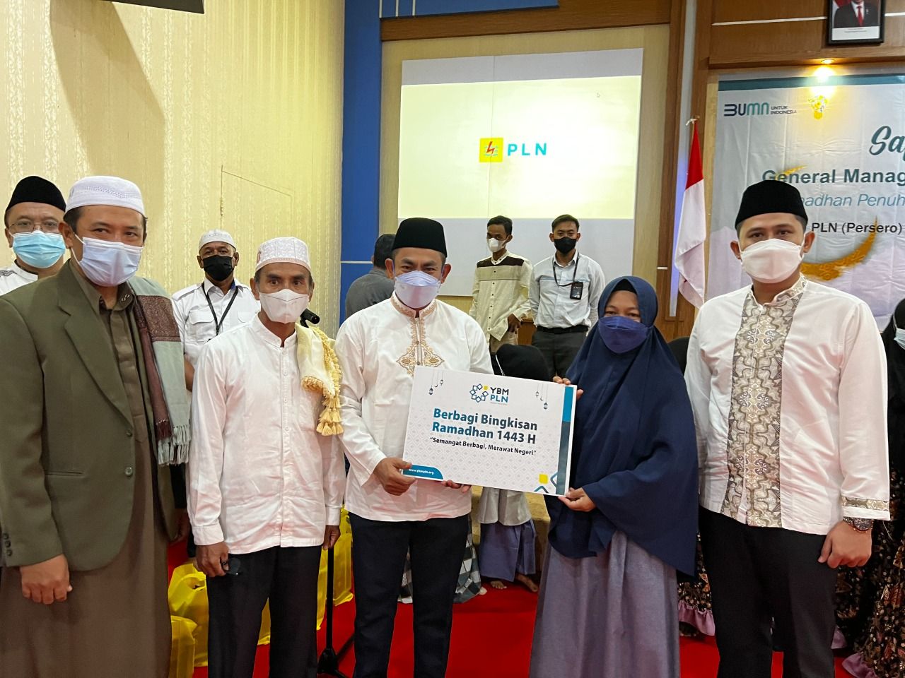 Semangat Tebar Kebaikan di Bulan Ramadhan, YBM PLN UIW Kaltimra Salurkan Zakat Pegawai 