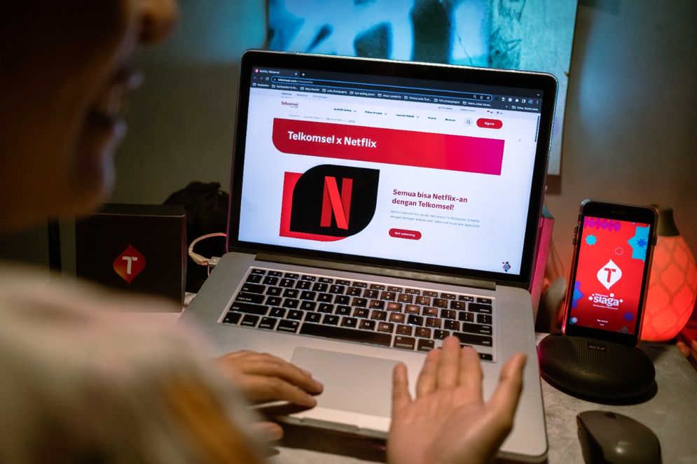 Kolaborasi Netflix bersama Telkomsel dan Indihome hadirkan kemudahan menikmati beragam tayangan dan konten favorit melalui berbagai perangkat, seperti TV, laptop, smartphone dan tablet.