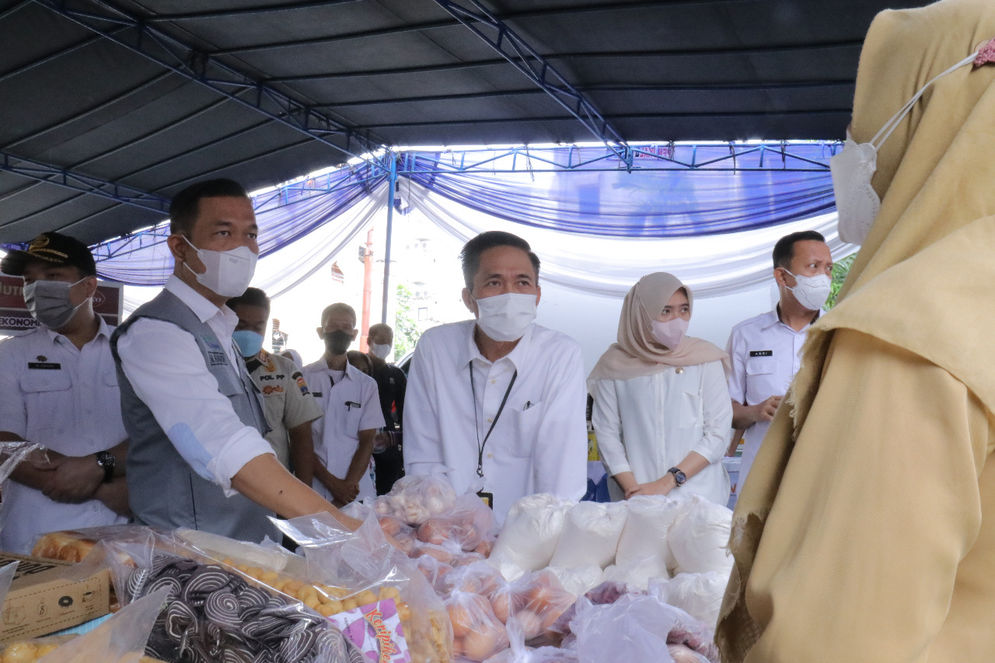 Palembang - Bersama Dinas Perdagangan kota Palembang, Sekretaris Daerah (Sekda) kota Palembang, Ratu Dewa lakukan monitoring atau peninjaun Bazar Murah Ramadhan yang digelar di Lapangan Volley Belakang Palembang Indah Mall (PIM), Kecamatan Bukit Kecil  Palembang.