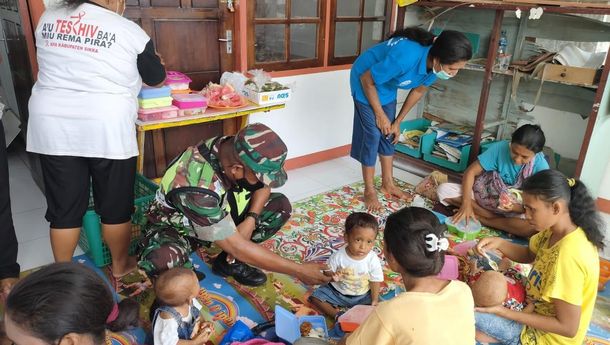 Peduli Kesehatan Balita, Babinsa Alok Dampingi Petugas Cegah Stunting