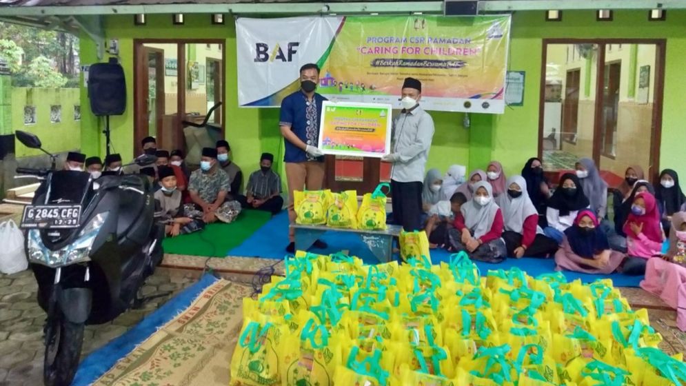 Penyerahan donasi oleh Adi Permana, RHC Semarang, kepada Asofik, pengurus Yayasan Permata Hati