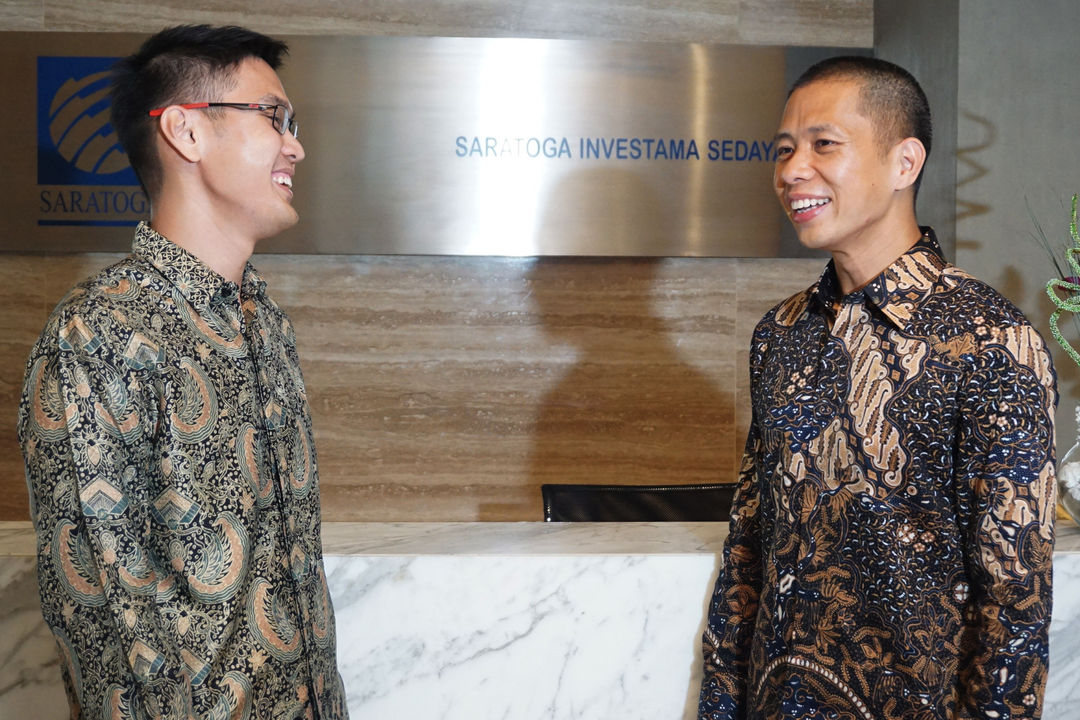 Direktur Investasi Saratoga, Devin Wirawan (kanan) berbincang dengan Hubungan Investor Saratoga, Ryan Sual (kiri) usai Rapat Umum Pemegang Saham Tahunan (RUPST) tahun 2022 PT Saratoga Investama Sedaya Tbk.  di Jakarta, Kamis, 21 April 2022. Foto: Ismail Pohan/TrenAsia