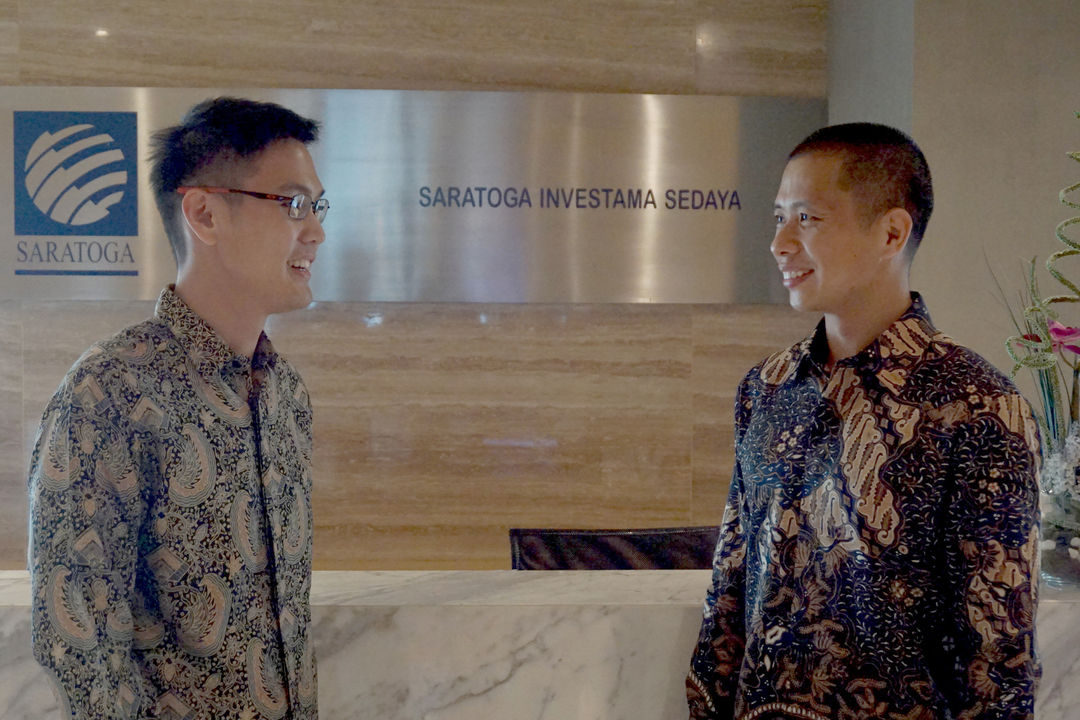 Direktur Investasi Saratoga, Devin Wirawan (kanan) berbincang dengan Hubungan Investor Saratoga, Ryan Sual (kiri) usai Rapat Umum Pemegang Saham Tahunan (RUPST) tahun 2022 PT Saratoga Investama Sedaya Tbk.  di Jakarta, Kamis, 21 April 2022. Foto: Ismail Pohan/TrenAsia