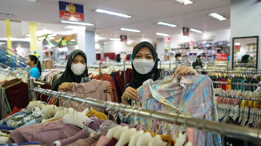 Sebarkan Kebaikan, Pertamina Ajak Anak Yatim Belanja Baju Lebaran