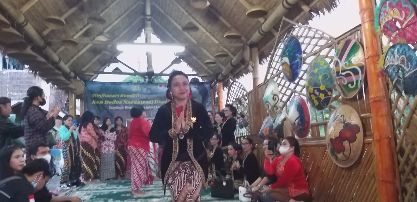 Perempuan Bersanggul Nusantara Peringati Hari Kartini di Kampung Budaya Polowijen