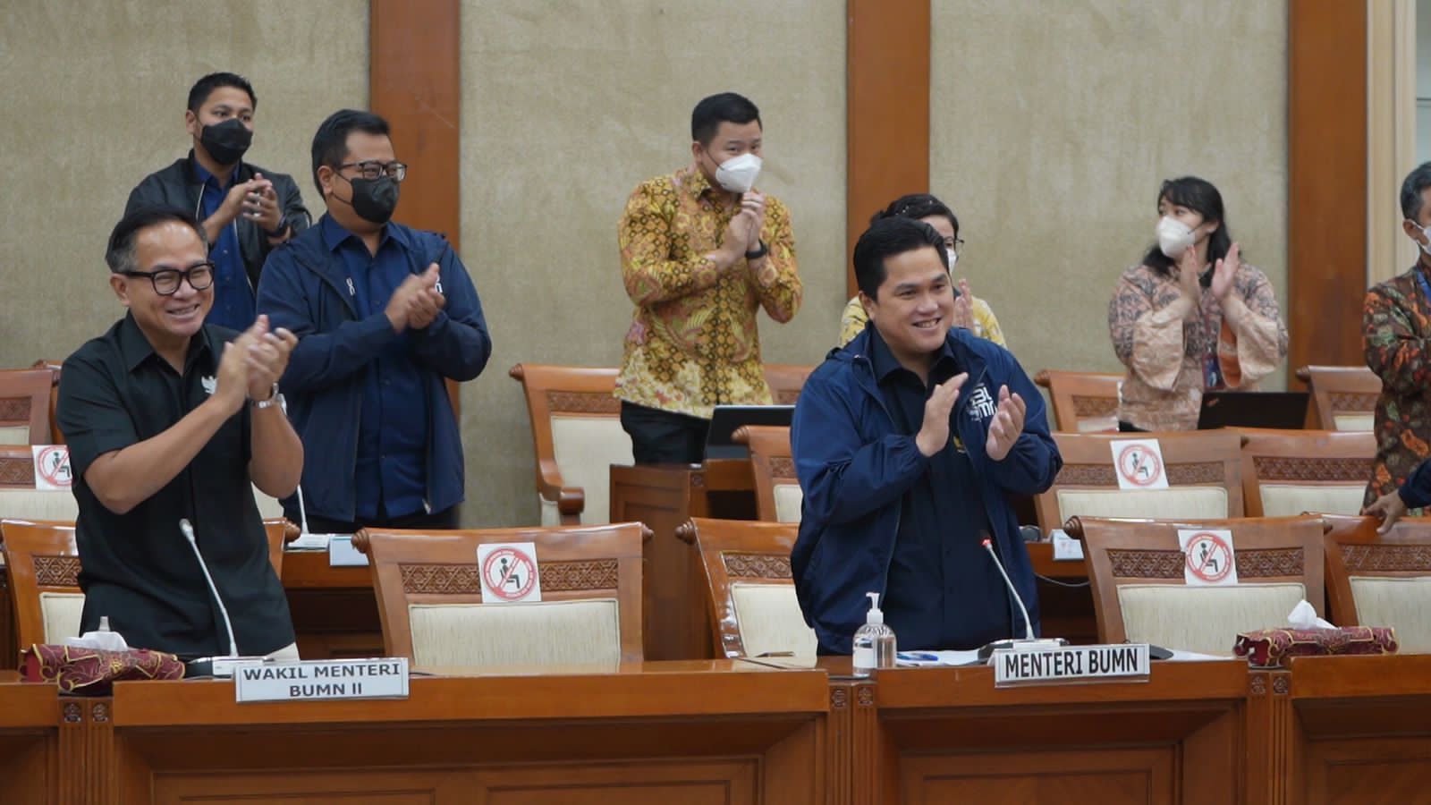 Menteri Badan Usaha Milik Negara (BUMN) Erick Thohir menyampaikan
terima kasih atas dukungan panitia kerja (panja) penyelamatan PT Garuda Indonesia (Persero) Tbk
Komisi VI DPR.