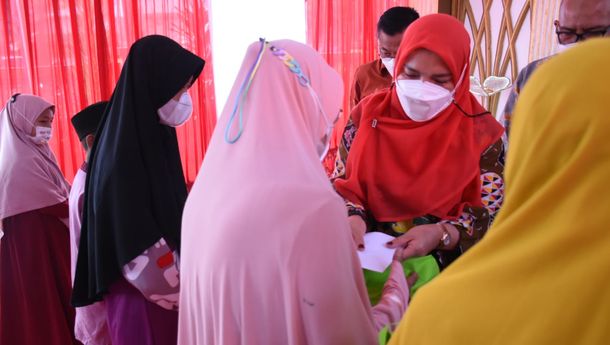 Serahkan Santunan, Wali Kota Minta BPRS dan BUMD di Bandar Lampung Tingkatkan Kinerja