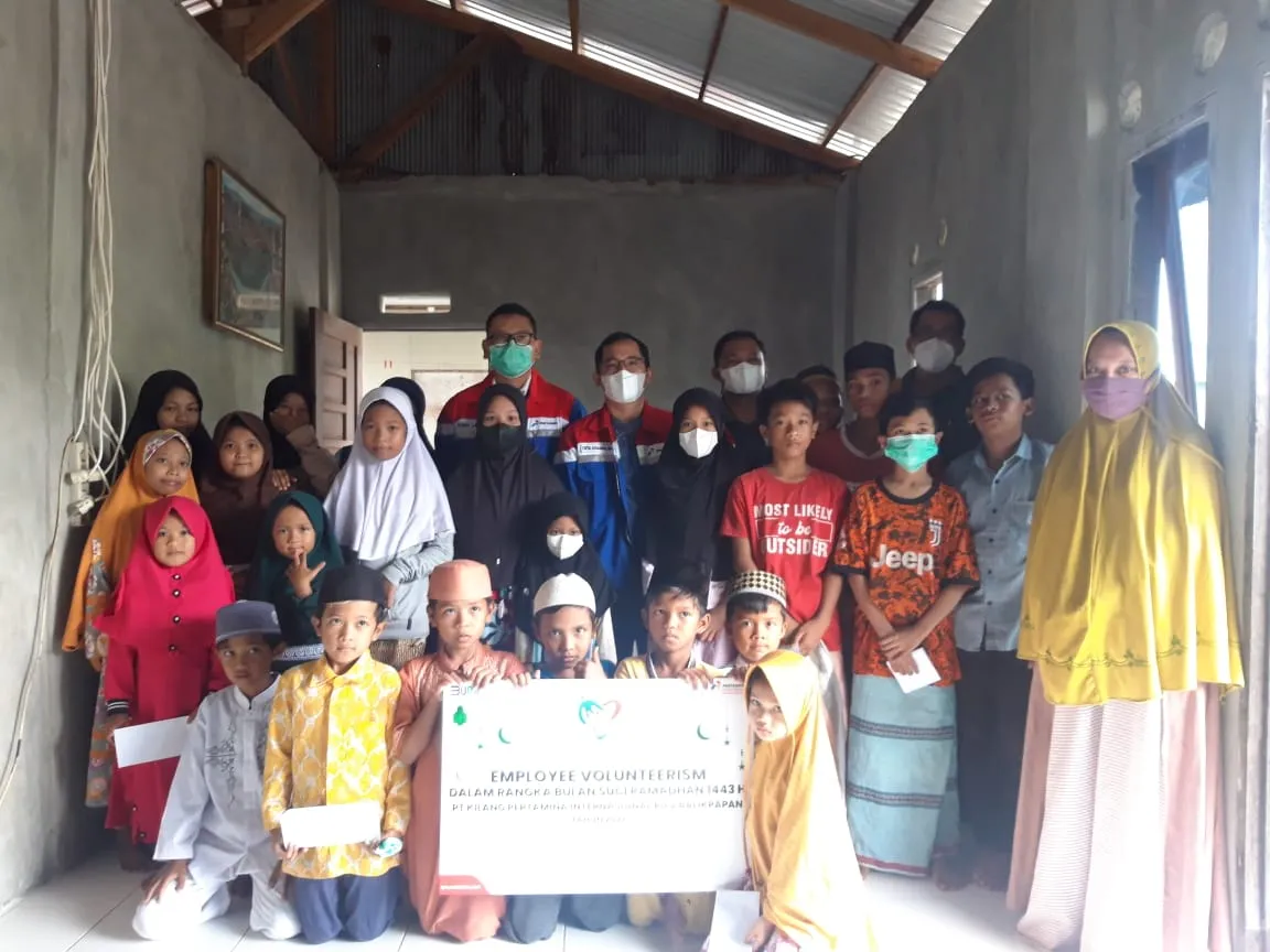 PT Kilang Pertamina Internasional menyerahkan donasi dari karyawan bagi sejumlah panti asuhan dan pihak yang membutuhkan bantuan.