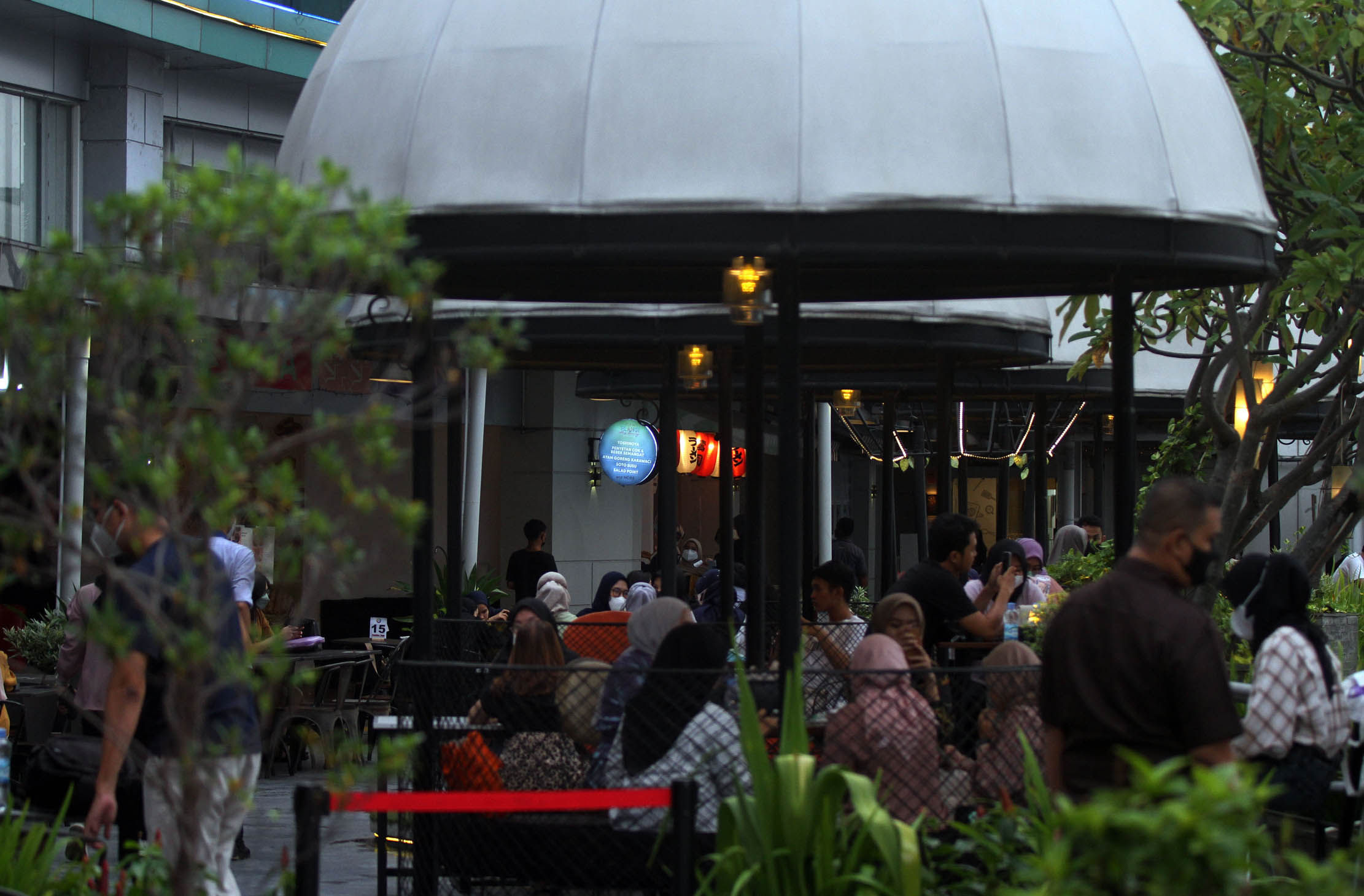 Sejumlah pengunjung tengah menikmati santapan berbuka puasa sambil menikmati pemandangan Kota Jakarta disaat senja,Sabu 23 April 2022. Foto : Panji Asmoro/TrenAsia