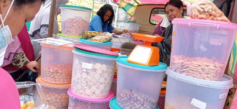 Penjual kue kering di pasar tradisional Palembang